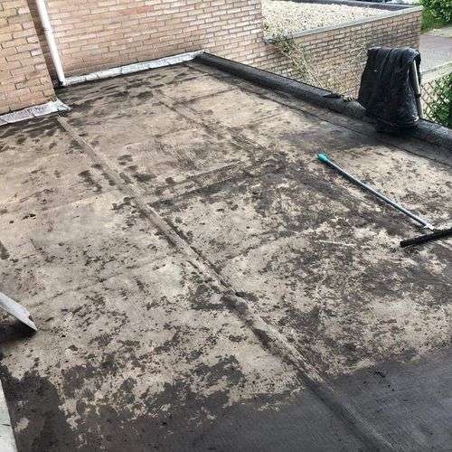 Schoonmaken van een plat dak in Groesbeek Schoonmaken van een plat dak in Groesbeek